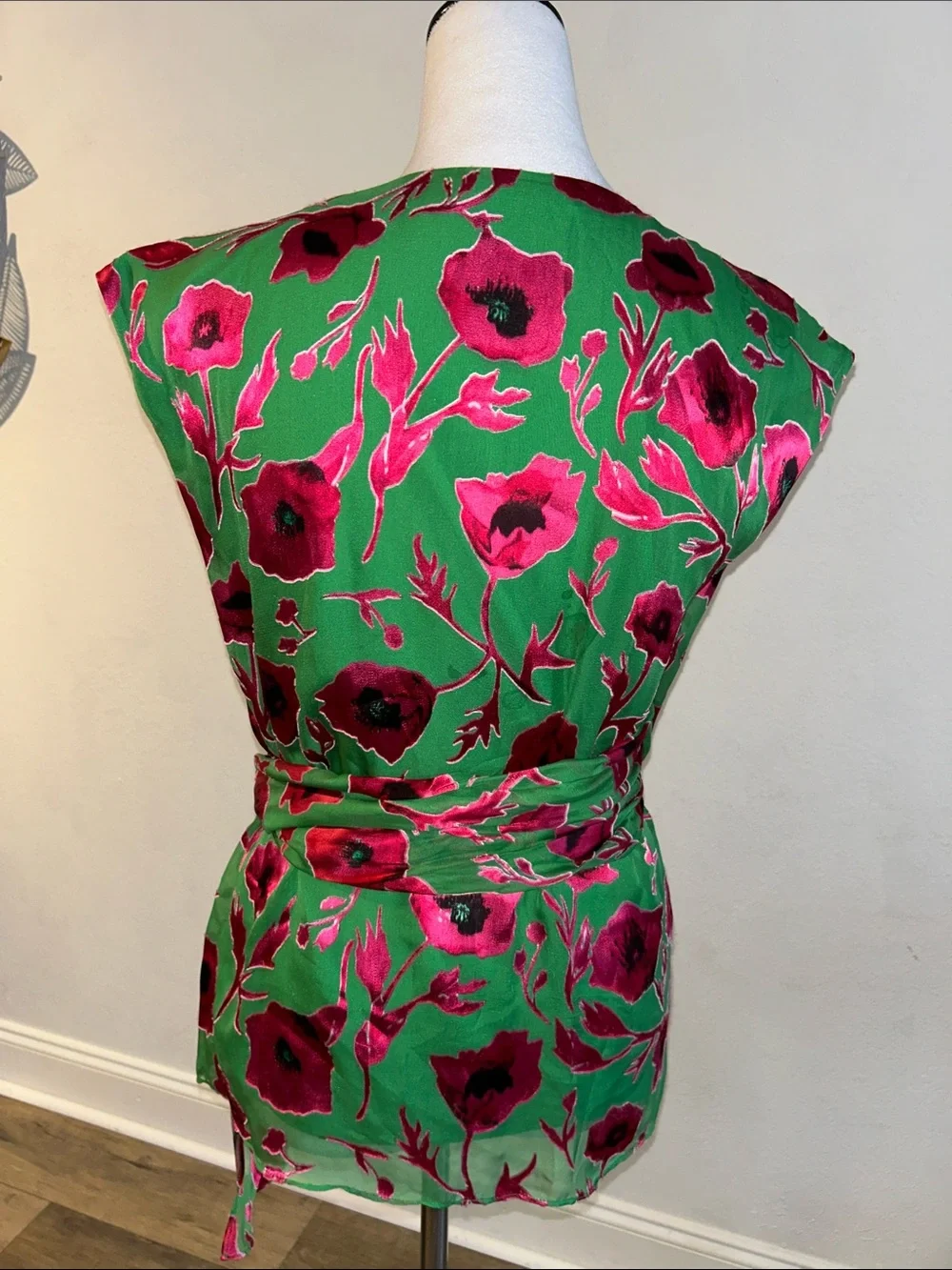 Alice + Olivia poppi-print . Wrap Top with Tie Waist